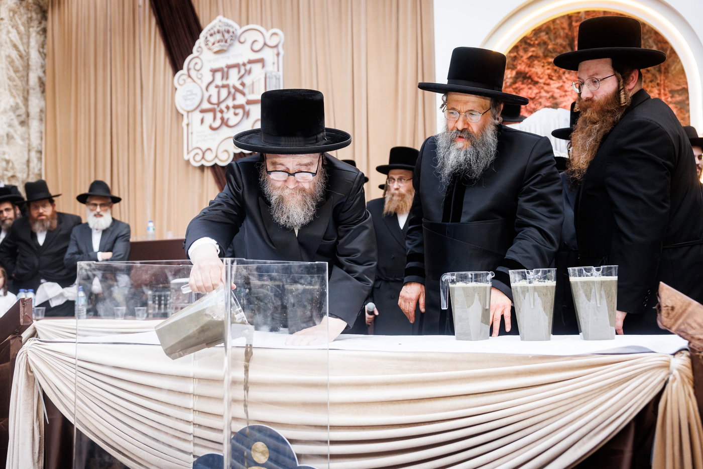האדמו"ר מבאבוב 45 בביקור הוד בלונדון