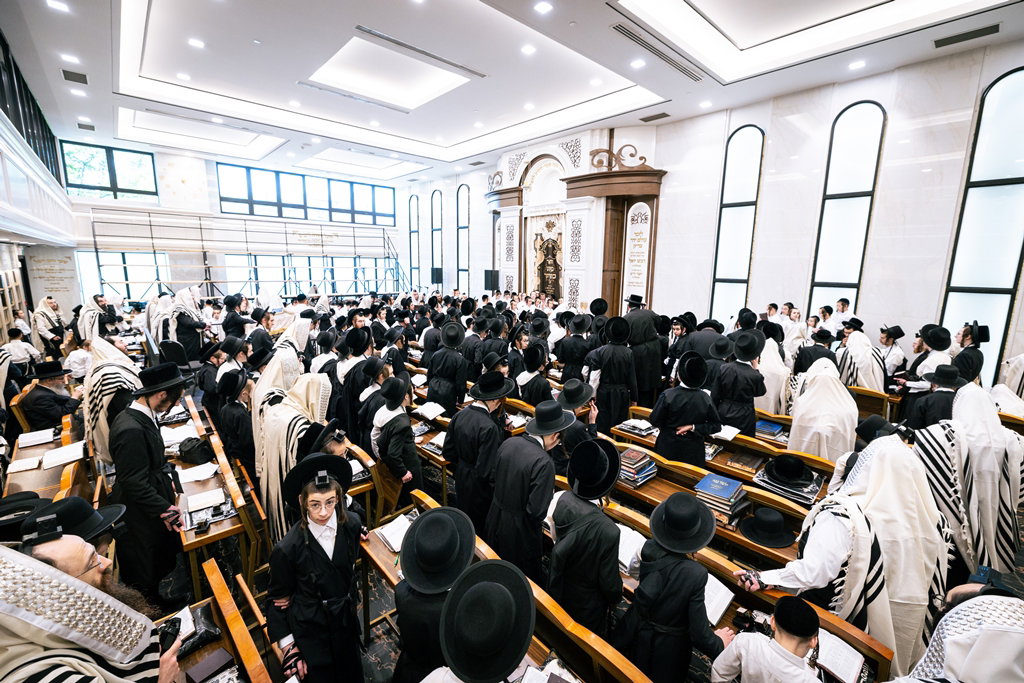 האדמו"ר מסאטמר בתפילת שחרית במונטריאול
