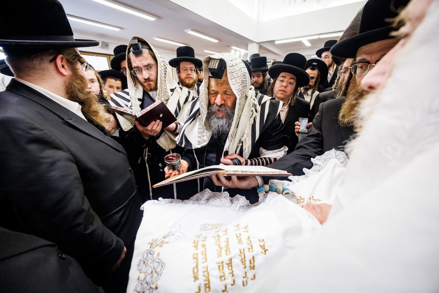 האדמו"ר מבאבוב 45 בביקור הוד בלונדון