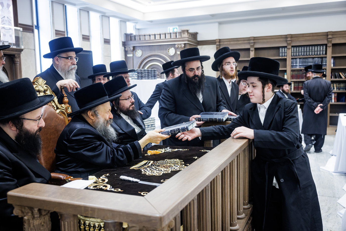 האדמו"ר מבאבוב 45 בביקור הוד בלונדון