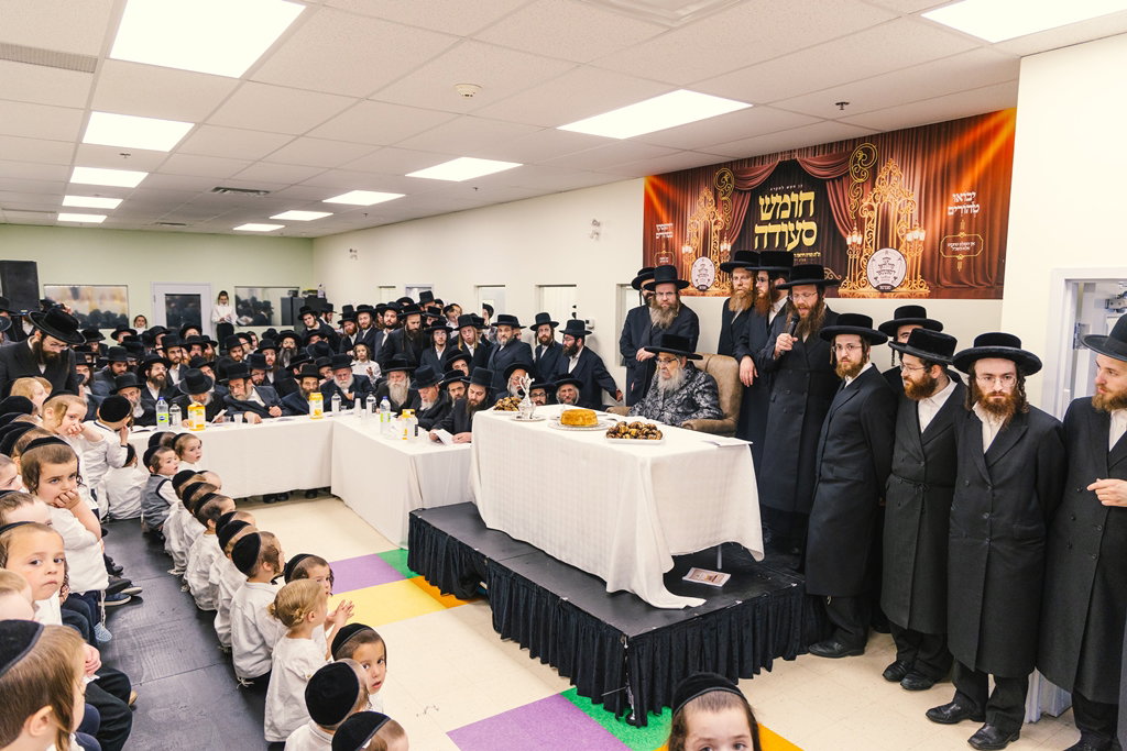 האדמו"ר מסאטמר בחומש סעודה במונטריאול