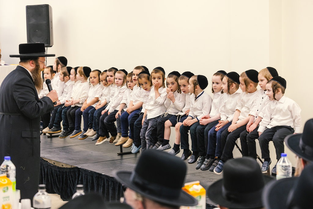 האדמו"ר מסאטמר בחומש סעודה במונטריאול