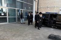 האדמו"ר מגור ביציאה מבית החולים 