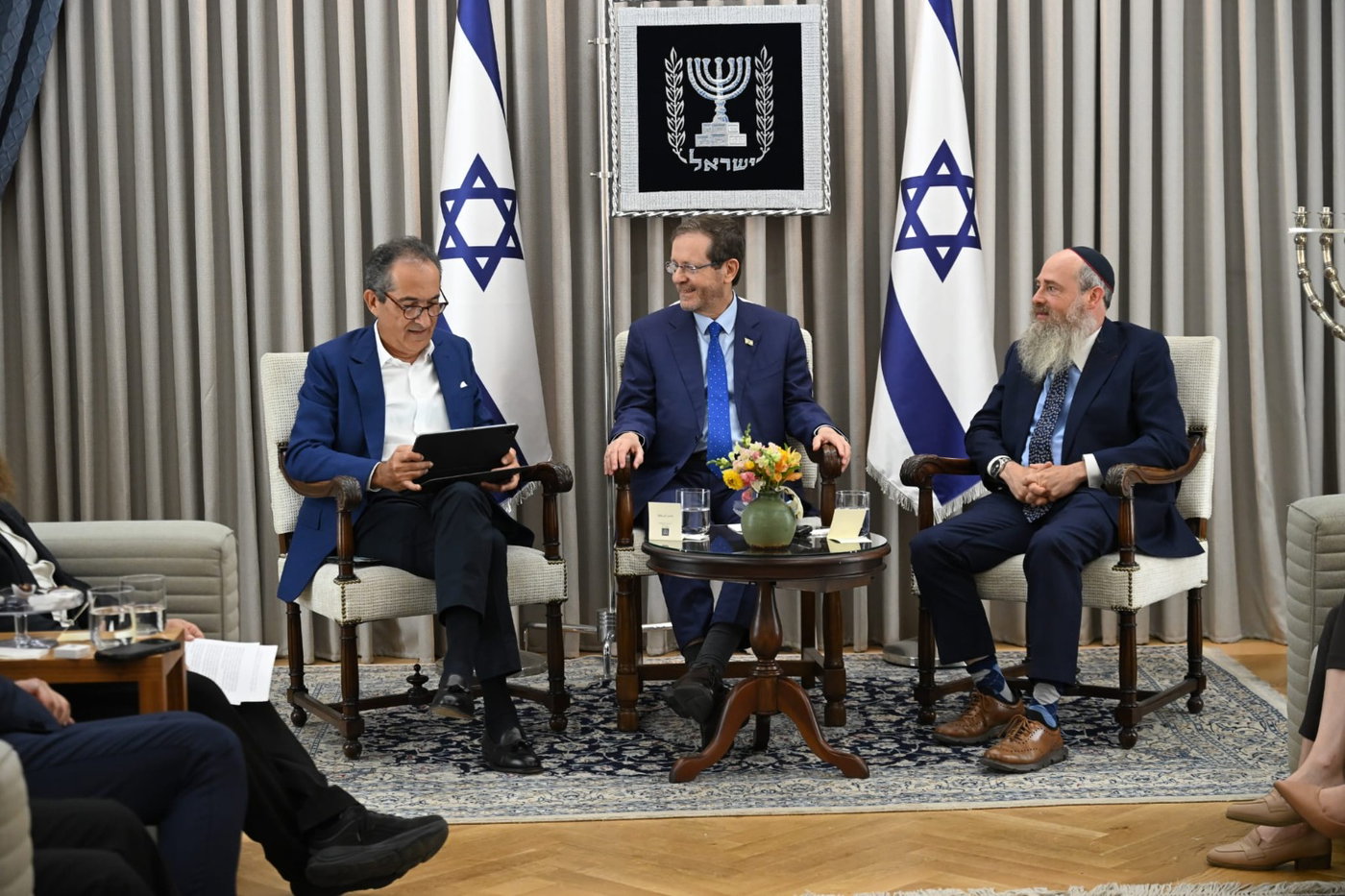 טקס מרגש השלמת הש"ס לשפה הצרפתית - נשיא המדינה יצחק הרצוג, הפילנתרופ פטריק דרהי והרב מני אבן-ישראל,