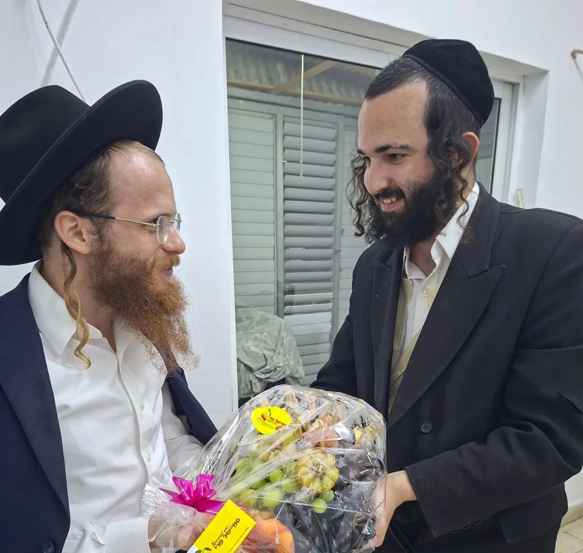 משה כהן מעניק פירות ליחזקאל דרוטמן