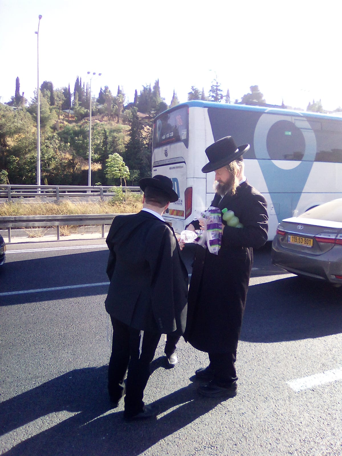 משב"ק האדמו"ר מפינסק קרלין מחלק שתיה בכביש 1