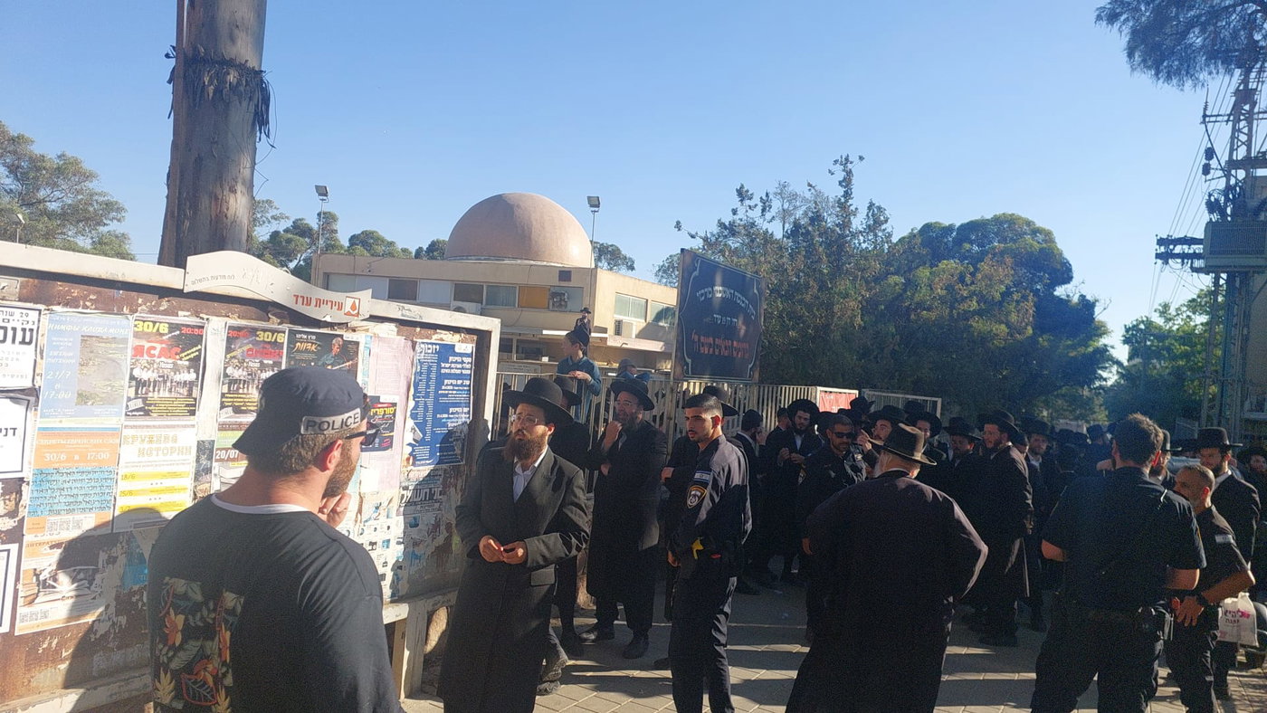 קטטת ענק חריגה בערד: עימותים חריפים ודחיפות בין חסידים לחילונים