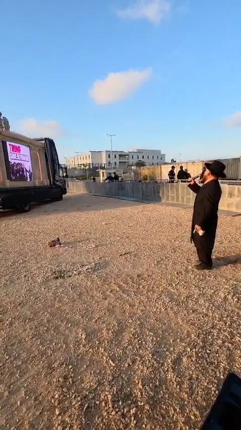 שירי חיזוק, והקראת שמות העצורים: תיעוד נרחב מהמשאית שהוצבה בסמוך לכלא 10