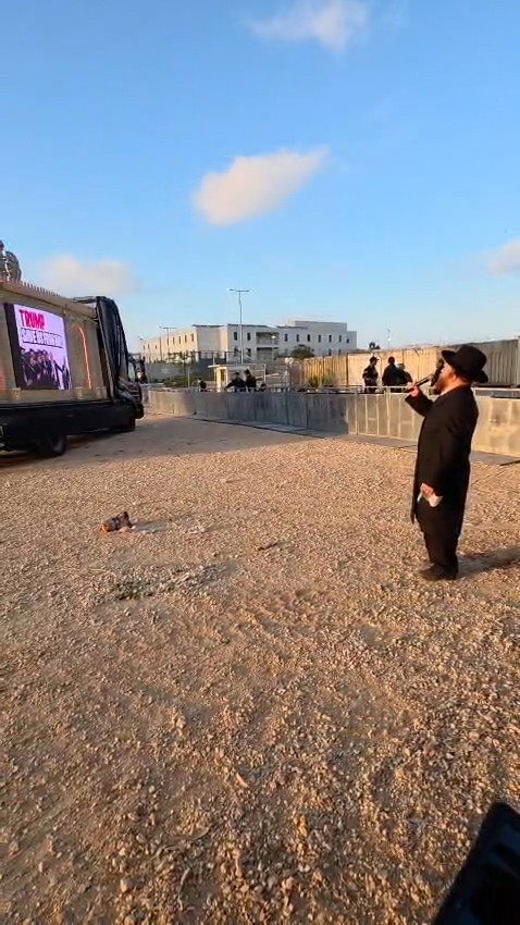 הקראת שמות העצורים באמצעות ההגברה של המשאית
