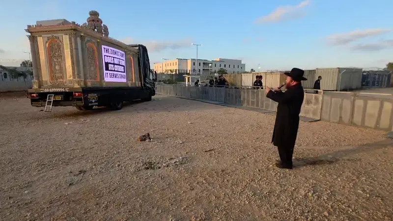 שירי חיזוק, והקראת שמות העצורים: תיעוד נרחב מהמשאית שהוצבה בסמוך לכלא 10