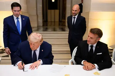 הנשיא דונלד ג'יי טראמפ חתם על מזכר הבנות בין הרפובליקה האסלאמית של איראן לארצות הברית בארמון ורסאי, צרפת, ב-17 ביוני 2026.