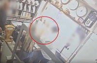 תיעוד מרתיח: מחכה שהמוכר יסתובב, שולף מבפנים ובורח | צפו