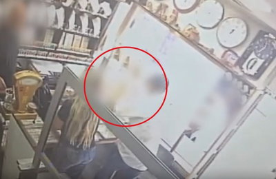 תיעוד מרתיח: שולף מול המוכר ההמום את התכשיטים היקרים - ובורח | צפו