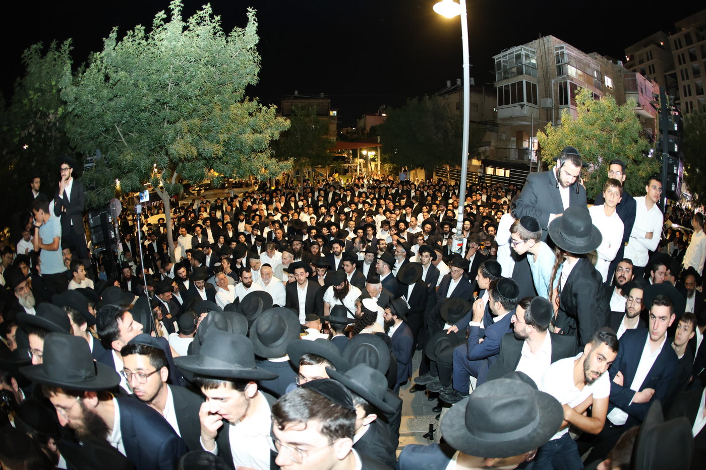 הלווית המקובל הגה"צ רחמים עטיה זצ"ל