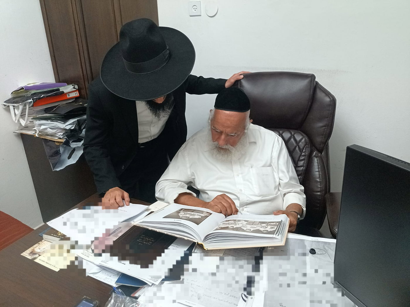 אוצר בלום מעבר לנהרי תימן | צפו: הרגע שבו הגר"ש מחפוד זיהה את חמיו בצנעא