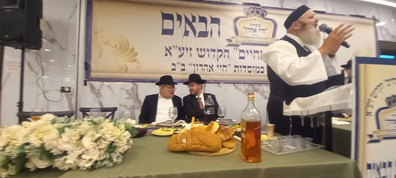 ראש הישיבה התיישב על הרצפה בחתונה | 'זופניק בכיכר' עם כל התמונות, הנייעס והחשיפות של השבוע