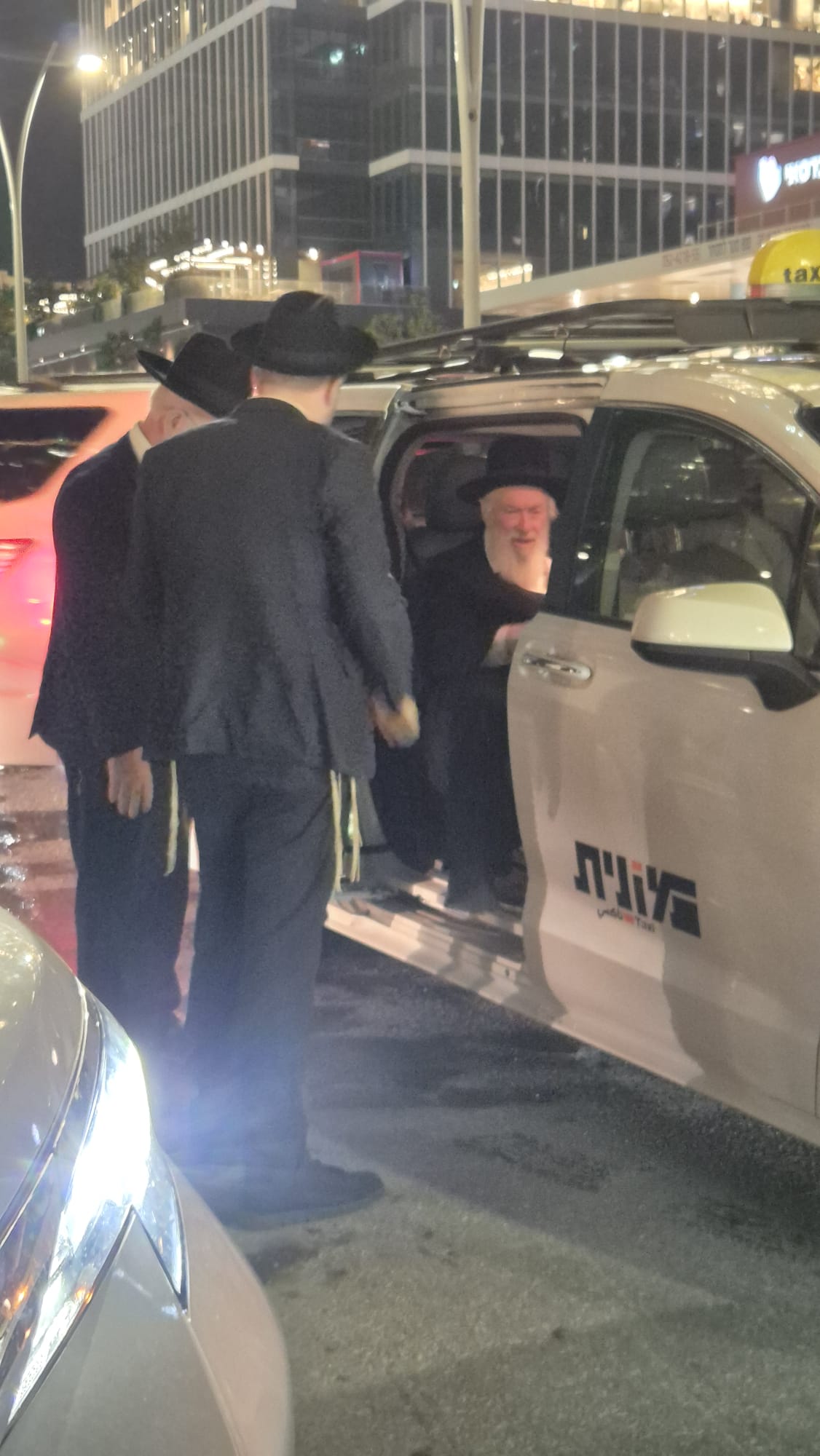 ראש הישיבה התיישב על הרצפה בחתונה | 'זופניק בכיכר' עם כל התמונות, הנייעס והחשיפות של השבוע