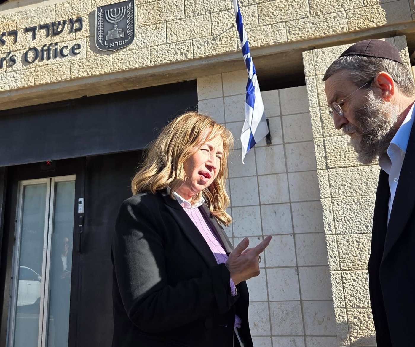 ראש הישיבה התיישב על הרצפה בחתונה | 'זופניק בכיכר' עם כל התמונות, הנייעס והחשיפות של השבוע