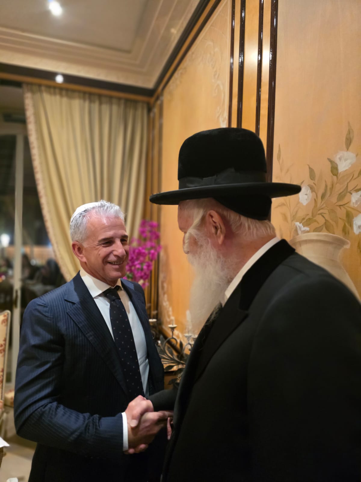 ראש הישיבה התיישב על הרצפה בחתונה | 'זופניק בכיכר' עם כל התמונות, הנייעס והחשיפות של השבוע