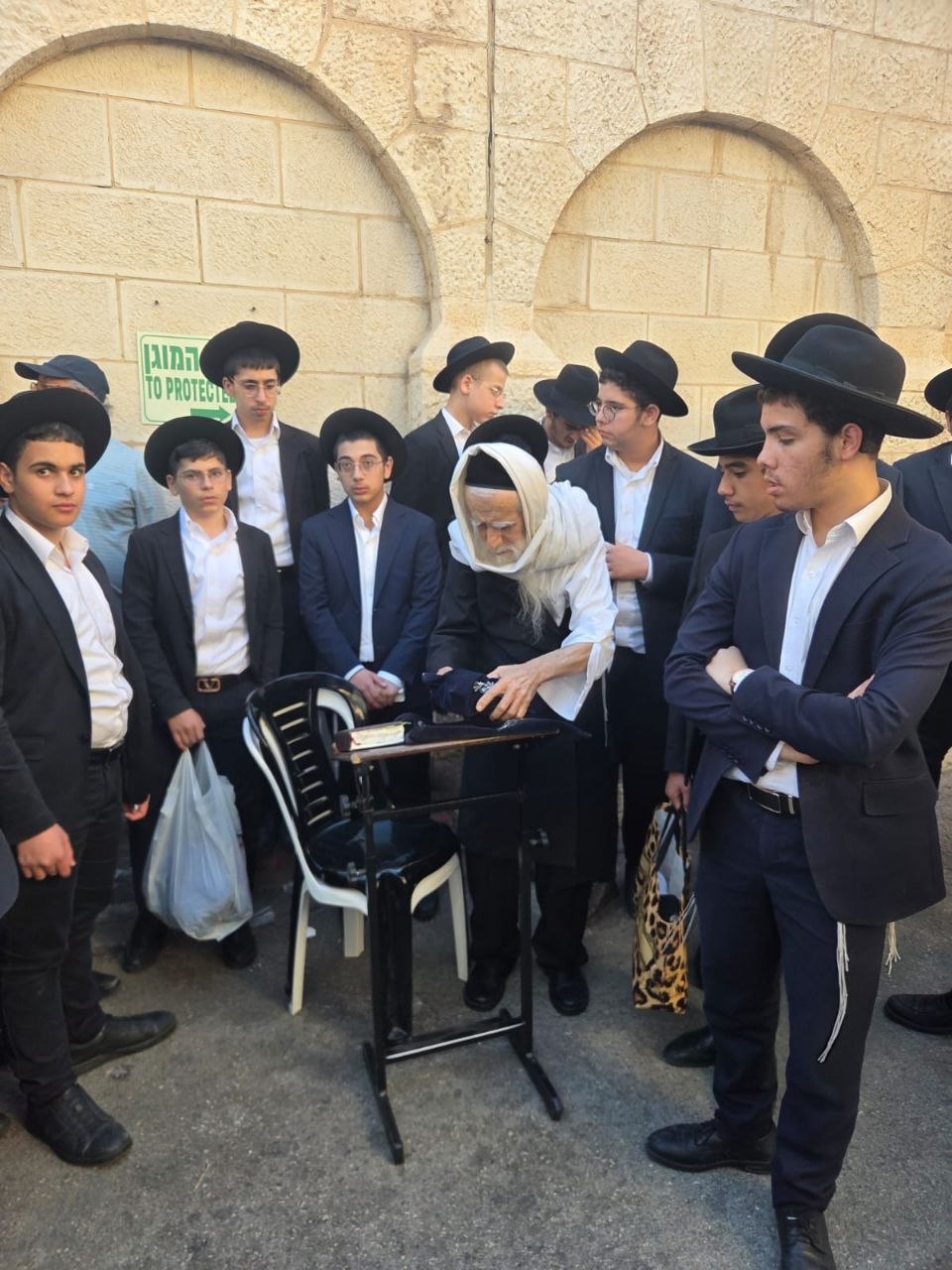 ראש הישיבה התיישב על הרצפה בחתונה | 'זופניק בכיכר' עם כל התמונות, הנייעס והחשיפות של השבוע