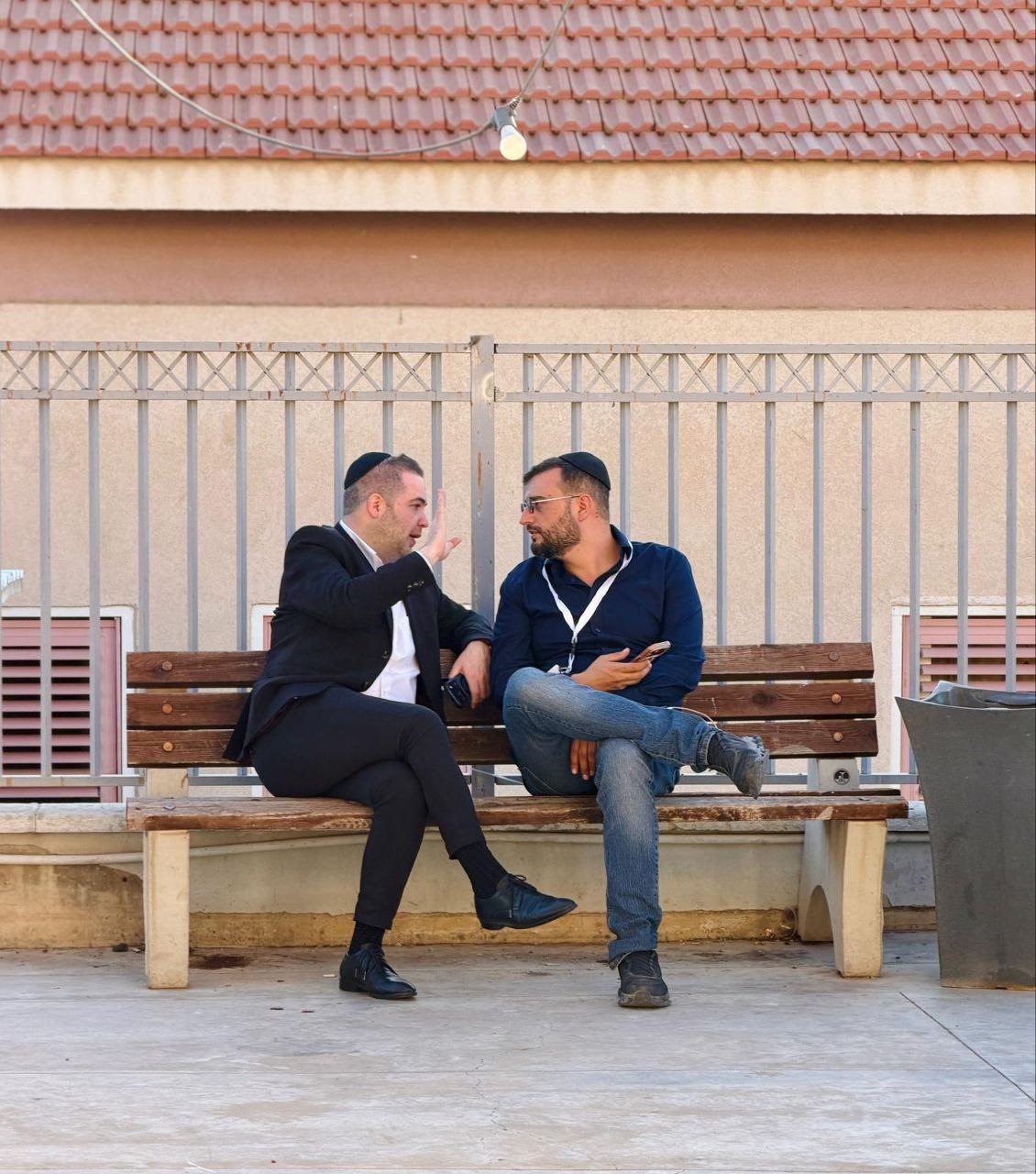 ראש הישיבה התיישב על הרצפה בחתונה | 'זופניק בכיכר' עם כל התמונות, הנייעס והחשיפות של השבוע