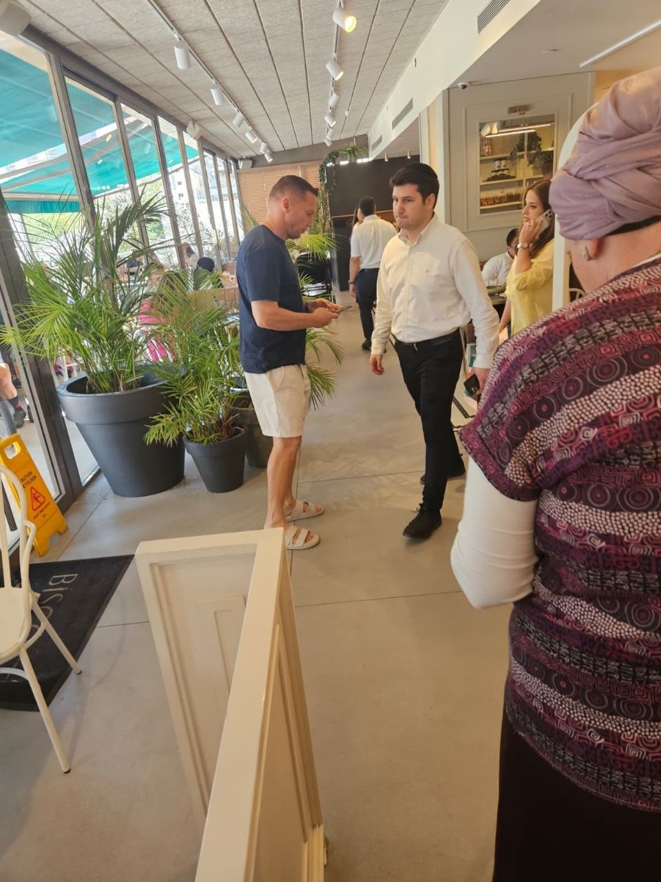 ראש הישיבה התיישב על הרצפה בחתונה | 'זופניק בכיכר' עם כל התמונות, הנייעס והחשיפות של השבוע