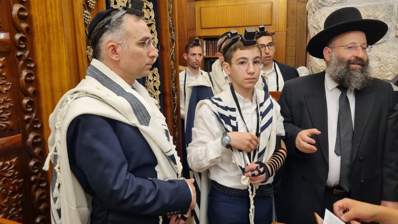 ראש הישיבה התיישב על הרצפה בחתונה | 'זופניק בכיכר' עם כל התמונות, הנייעס והחשיפות של השבוע