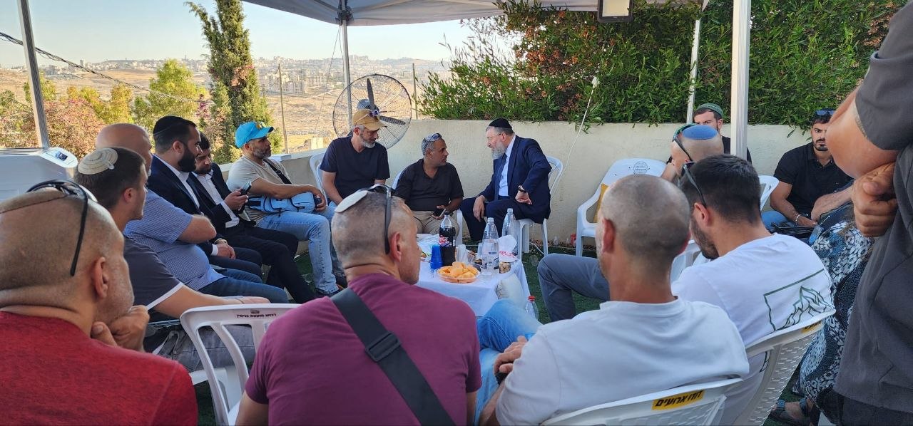 ראש הישיבה התיישב על הרצפה בחתונה | 'זופניק בכיכר' עם כל התמונות, הנייעס והחשיפות של השבוע