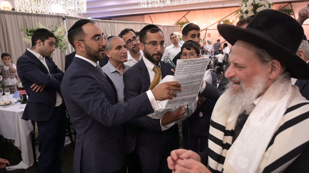 ראש הישיבה התיישב על הרצפה בחתונה | 'זופניק בכיכר' עם כל התמונות, הנייעס והחשיפות של השבוע