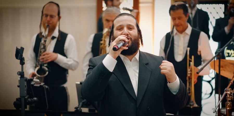 משה דוד וייסמאנדל ומקהלת 'נשמה' בביצוע לייב