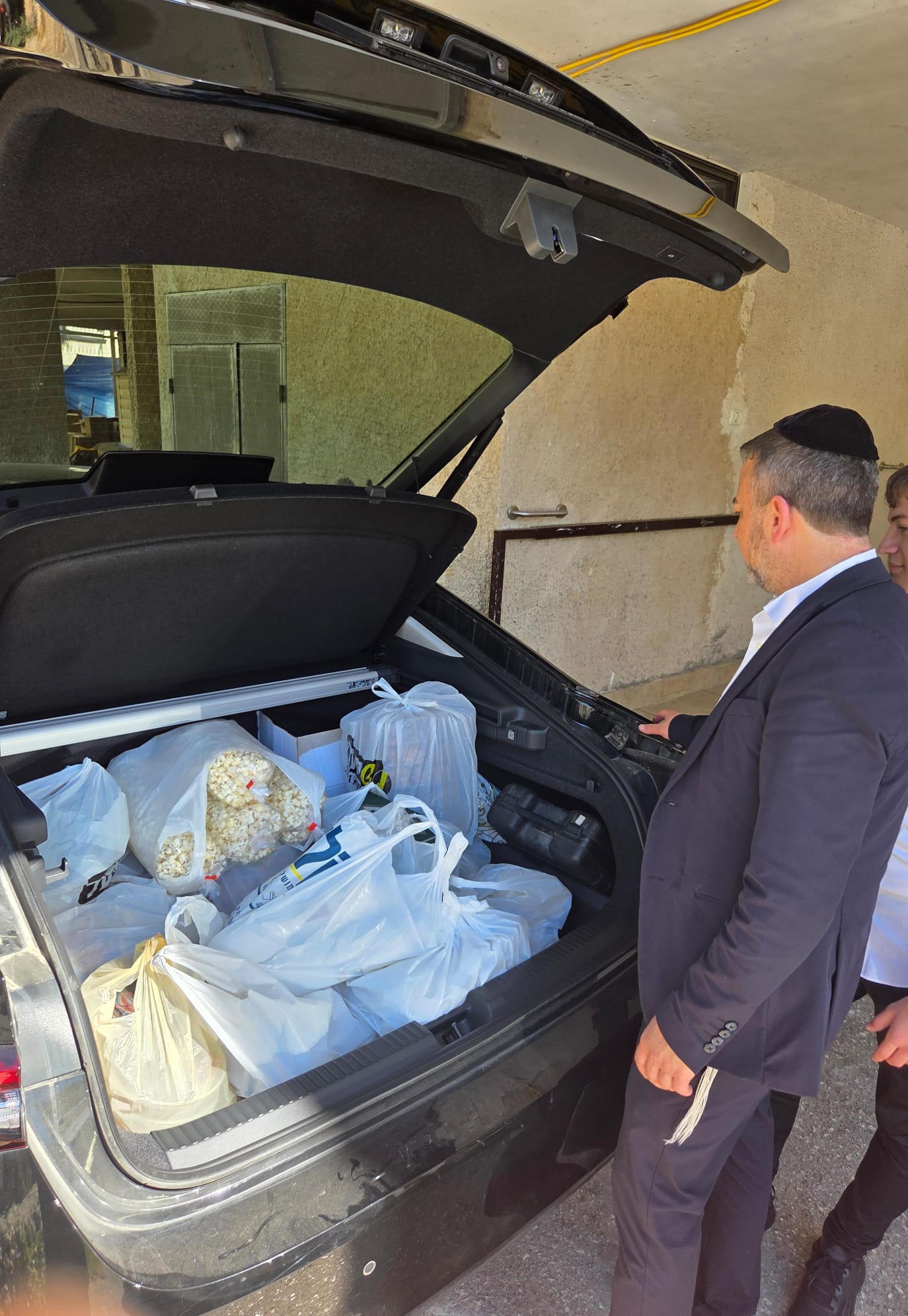 ראש הישיבה התיישב על הרצפה בחתונה | 'זופניק בכיכר' עם כל התמונות, הנייעס והחשיפות של השבוע