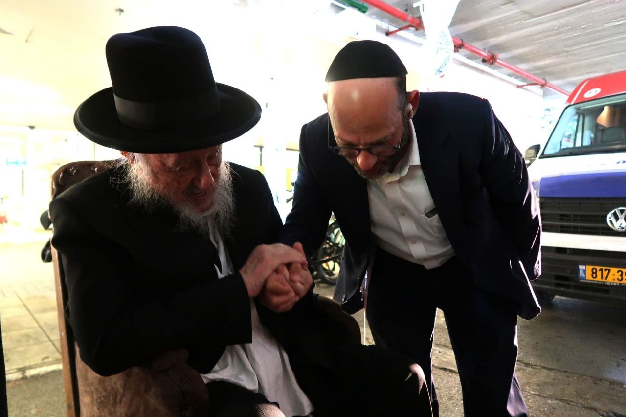 ראש הישיבה התיישב על הרצפה בחתונה | 'זופניק בכיכר' עם כל התמונות, הנייעס והחשיפות של השבוע