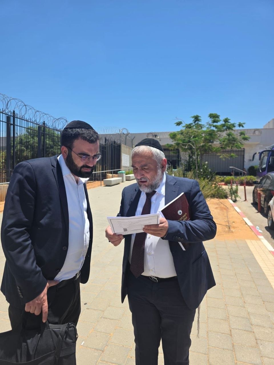 ראש הישיבה התיישב על הרצפה בחתונה | 'זופניק בכיכר' עם כל התמונות, הנייעס והחשיפות של השבוע