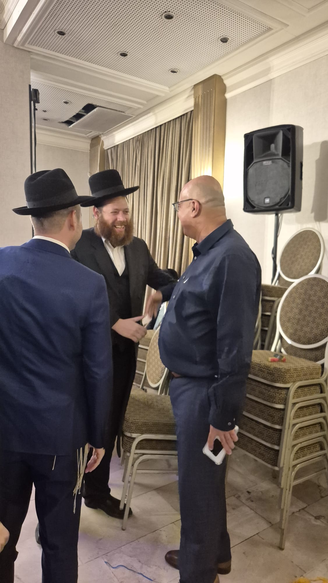 ראש הישיבה התיישב על הרצפה בחתונה | 'זופניק בכיכר' עם כל התמונות, הנייעס והחשיפות של השבוע