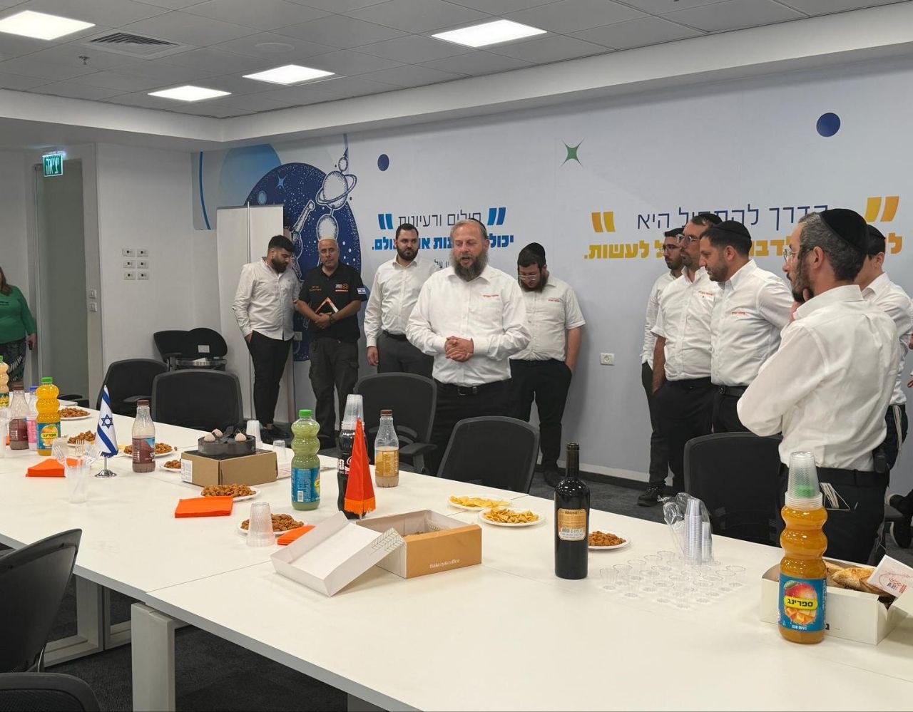 ראש הישיבה התיישב על הרצפה בחתונה | 'זופניק בכיכר' עם כל התמונות, הנייעס והחשיפות של השבוע