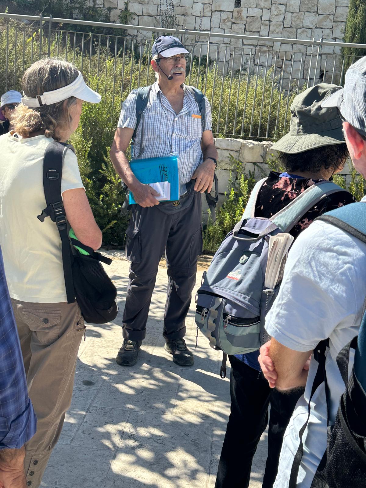 ד"ר יוסי שפנייר בסיור בשכונת נוה יעקב כפר עברי