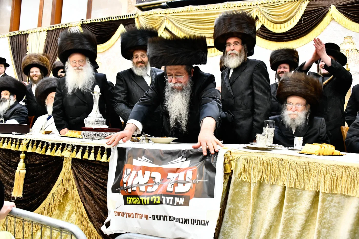 ראש הישיבה התיישב על הרצפה בחתונה | 'זופניק בכיכר' עם כל התמונות, הנייעס והחשיפות של השבוע