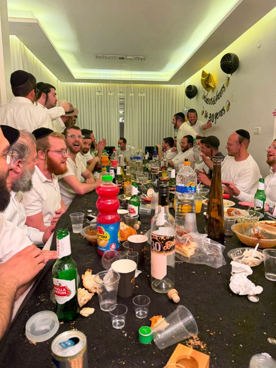 ראש הישיבה התיישב על הרצפה בחתונה | 'זופניק בכיכר' עם כל התמונות, הנייעס והחשיפות של השבוע