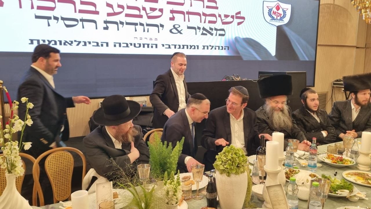 ראש הישיבה התיישב על הרצפה בחתונה | 'זופניק בכיכר' עם כל התמונות, הנייעס והחשיפות של השבוע