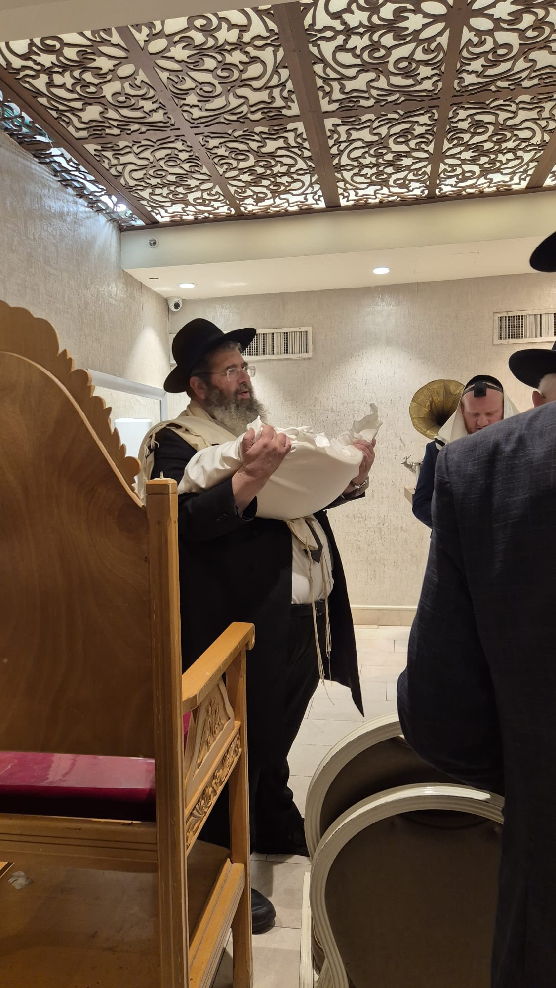 ראש הישיבה התיישב על הרצפה בחתונה | 'זופניק בכיכר' עם כל התמונות, הנייעס והחשיפות של השבוע