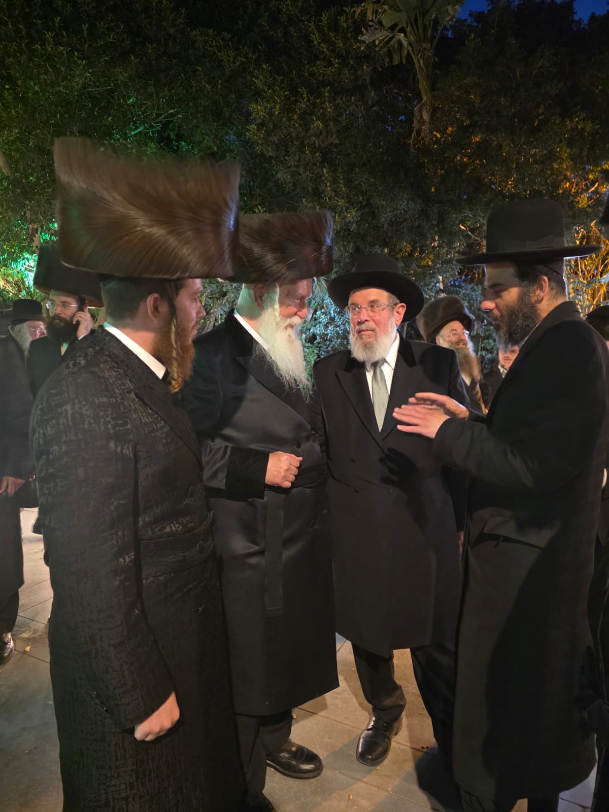 ראש הישיבה התיישב על הרצפה בחתונה | 'זופניק בכיכר' עם כל התמונות, הנייעס והחשיפות של השבוע