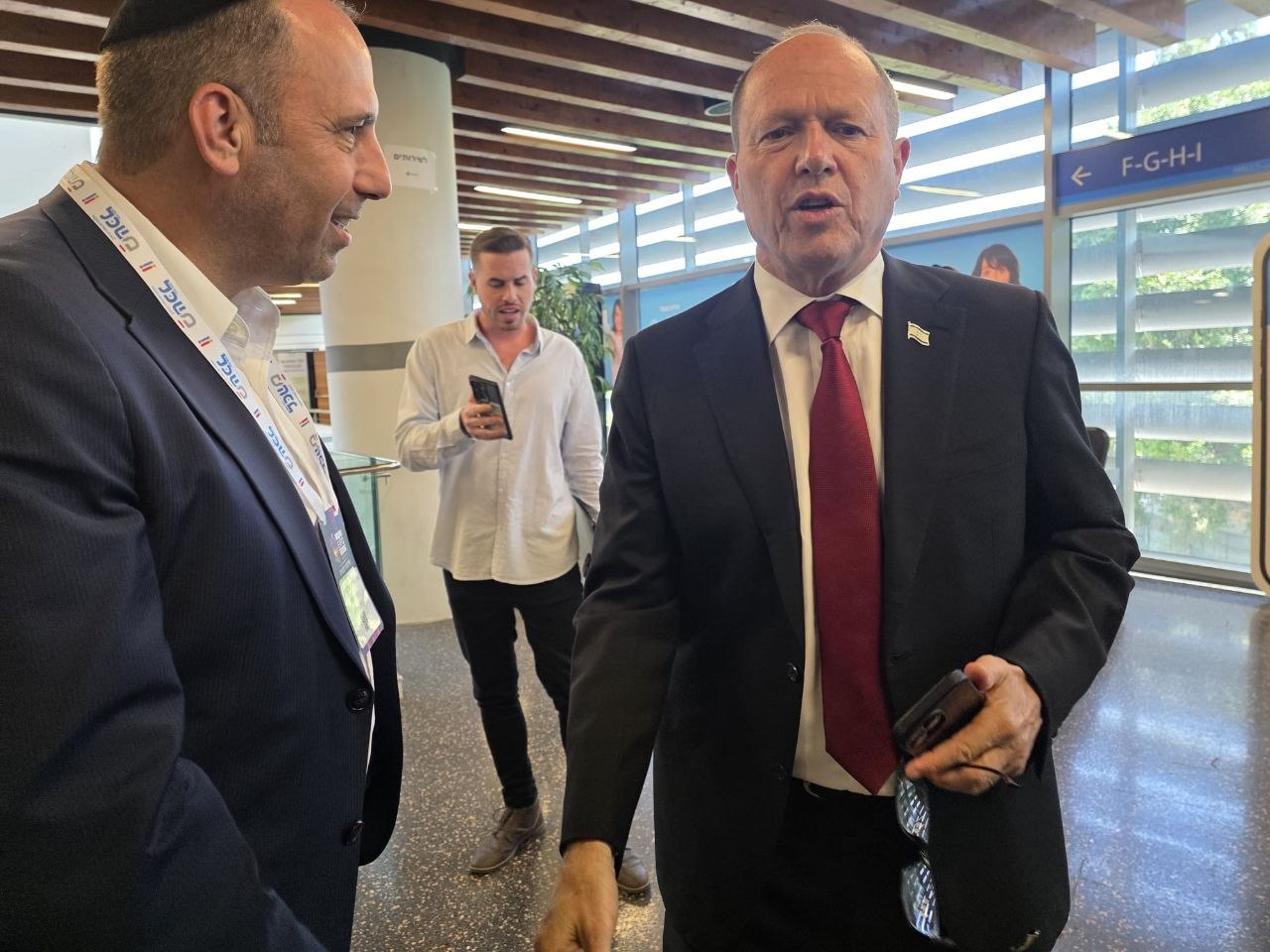 ראש הישיבה התיישב על הרצפה בחתונה | 'זופניק בכיכר' עם כל התמונות, הנייעס והחשיפות של השבוע