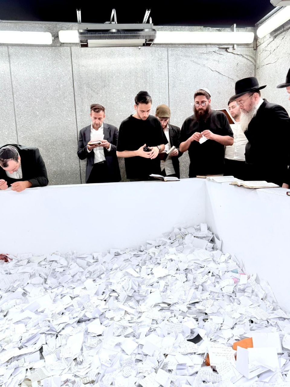ראש הישיבה התיישב על הרצפה בחתונה | 'זופניק בכיכר' עם כל התמונות, הנייעס והחשיפות של השבוע