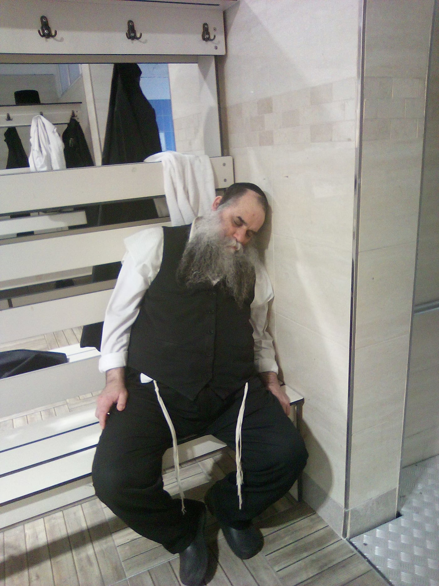 ראש הישיבה התיישב על הרצפה בחתונה | 'זופניק בכיכר' עם כל התמונות, הנייעס והחשיפות של השבוע