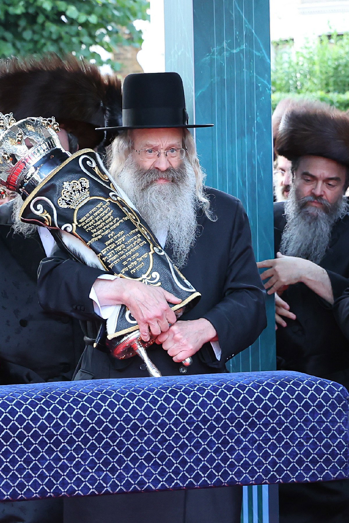 חנוכת הבית לבניין ישיבת “ישועות משה” בלונדון והכנסת ספר תורה