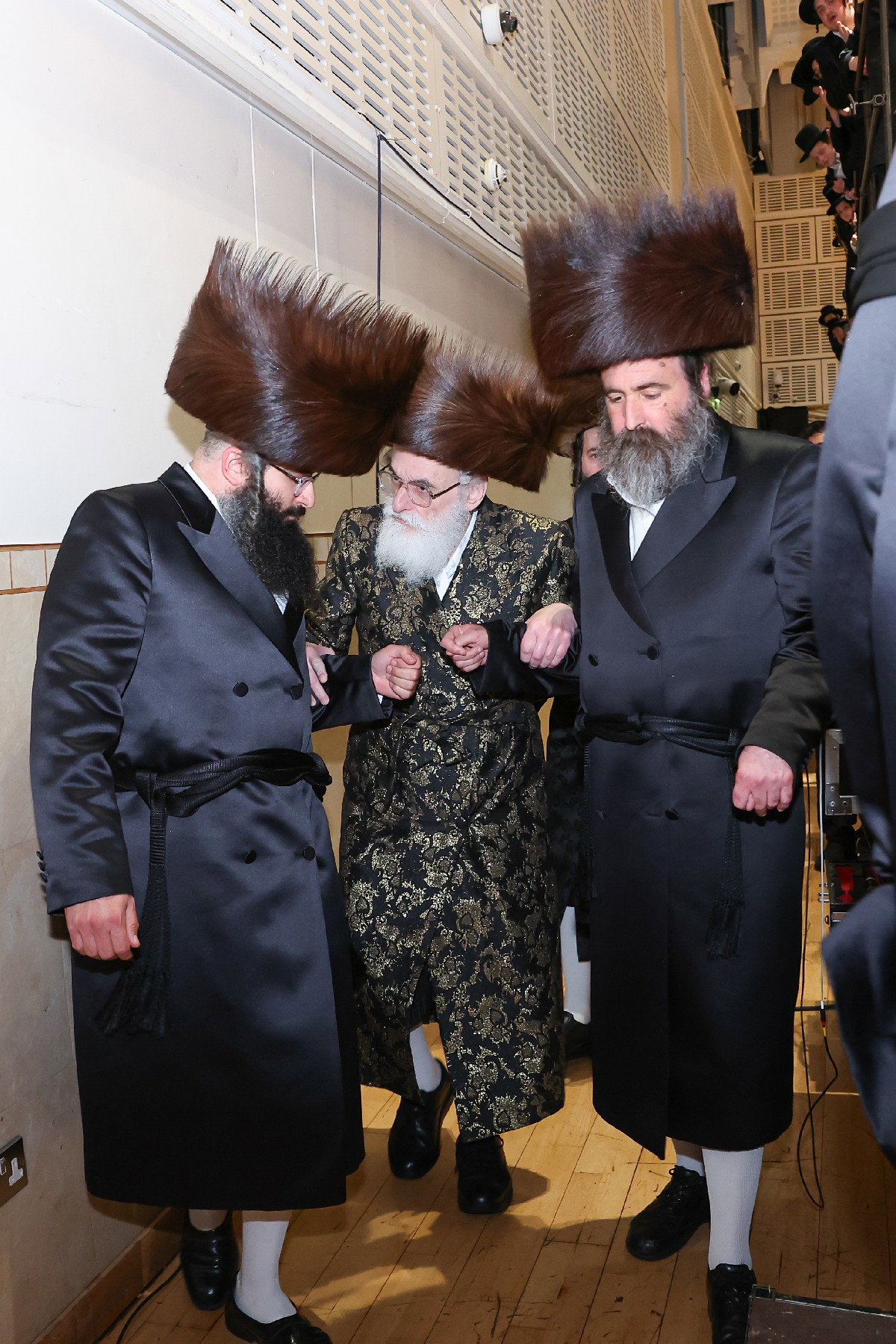 חנוכת הבית לבניין ישיבת “ישועות משה” בלונדון והכנסת ספר תורה