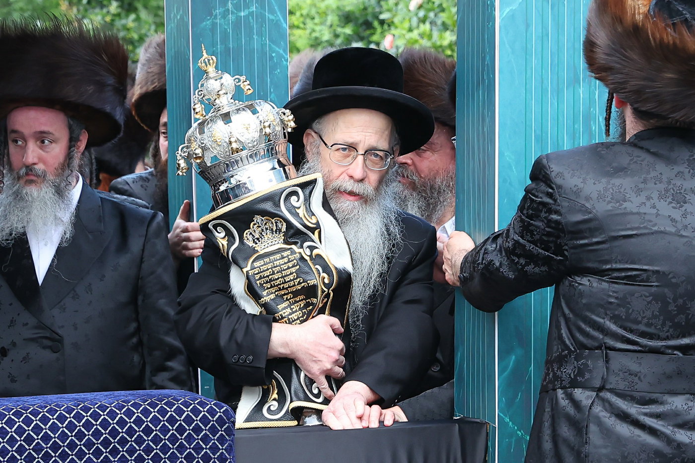 חנוכת הבית לבניין ישיבת “ישועות משה” בלונדון והכנסת ספר תורה