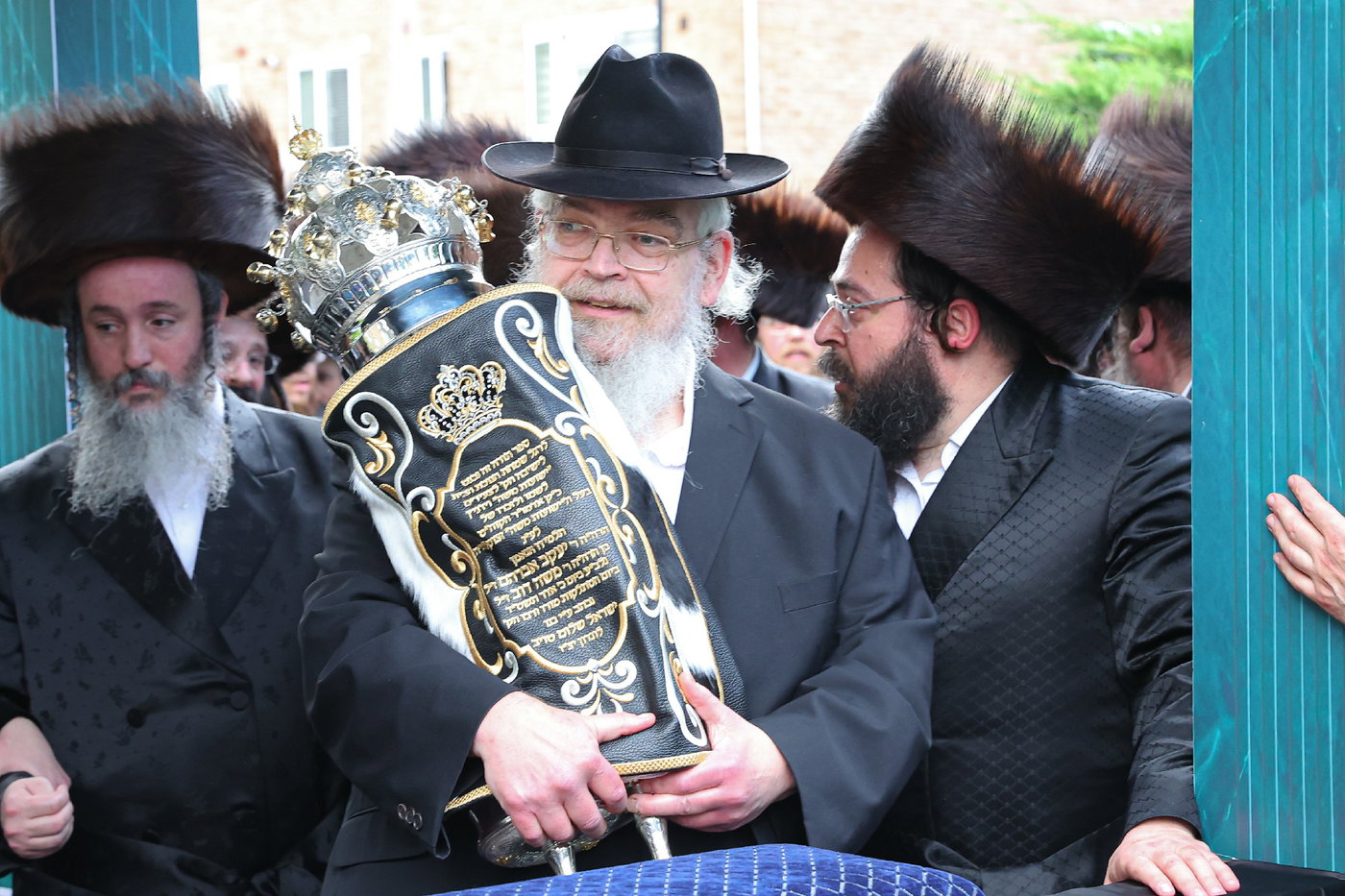 חנוכת הבית לבניין ישיבת “ישועות משה” בלונדון והכנסת ספר תורה
