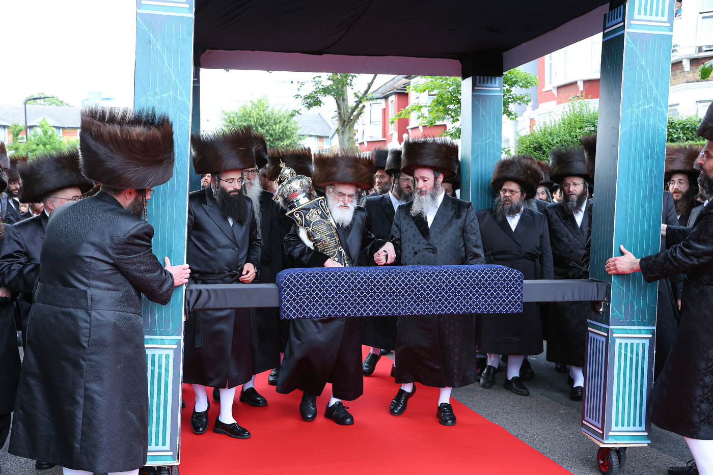 חנוכת הבית לבניין ישיבת “ישועות משה” בלונדון והכנסת ספר תורה