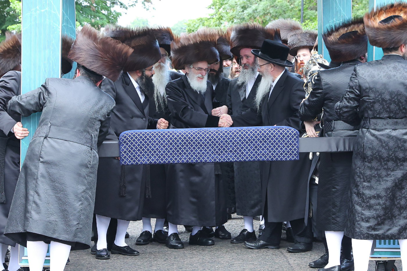 חנוכת הבית לבניין ישיבת “ישועות משה” בלונדון והכנסת ספר תורה